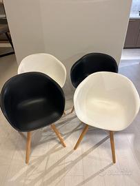 4 Sedie di Design Bianco/Nero con Gambe in Legno –