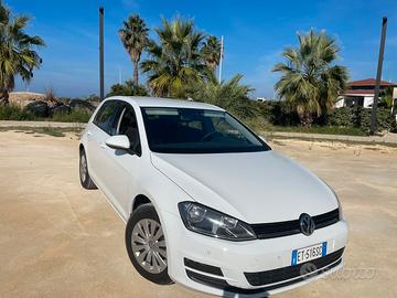 Volkswagen Golf auto