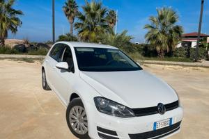 Volkswagen Golf auto