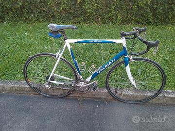 Bici da corsa con porta borracce