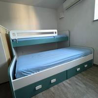 Cameretta a ponte con letti singoli e materassi