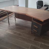 Scrivania con cassettiera