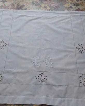 Copri cuscini o tendine ricamate a mano