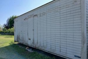 Box container con sponda ribaltabile posteriore