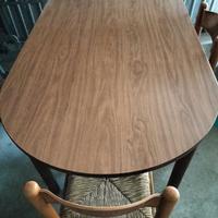 Tavolo da cucina ovale con sedie.