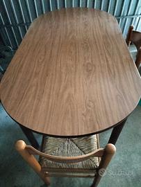 Tavolo da cucina ovale con sedie.