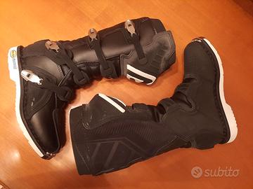 casco, pettorina, scarponi