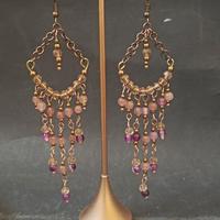 orecchini pendenti scalati con perline di vetro