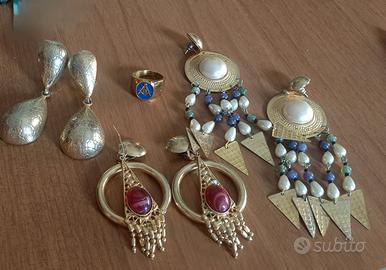 Lotto di bigiotteria vintage in metallo dorato 