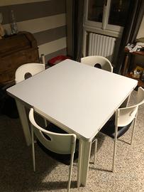 Tavolo con sedie