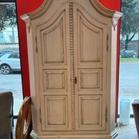 Armadio in legno intagliato