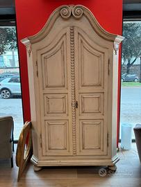 Armadio in legno intagliato