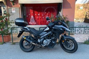 Suzuki V Strom XT con set borse e accessori