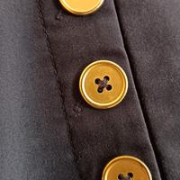 pantalone blu con bottoni colore oro