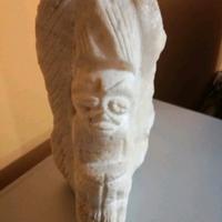 Scultura di un idolo antico su pietra calcarea