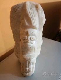 Scultura di un idolo antico su pietra calcarea