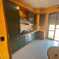 Cucina vintage con lavastoviglie e frigorifero