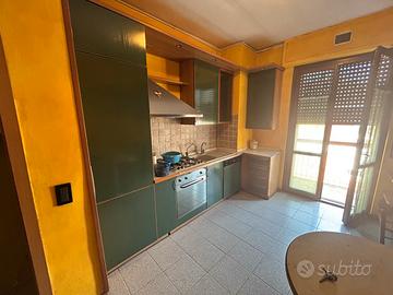 Cucina vintage con lavastoviglie e frigorifero