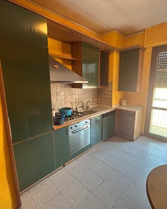 Cucina vintage con lavastoviglie e frigorifero