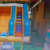 DUE  GRANDI  GONFIABILI  PER  BIMBI