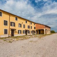 Casa laterale posta su un lotto di 8.500 metri