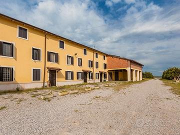 Casa laterale posta su un lotto di 8.500 metri