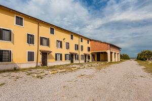 Casa laterale posta su un lotto di 8.500 metri