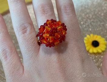 Anello di perline colorate