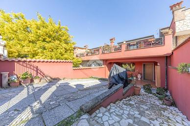 VILLA A SCHIERA A SANT'ANGELO ROMANO