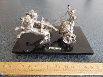 Fermacarte con biga romana