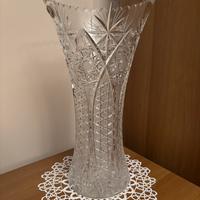 Due vasi in cristallo intagliati a mano