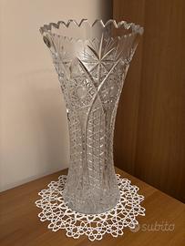 Due vasi in cristallo intagliati a mano