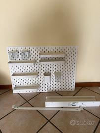 Griglia parete skadis Ikea + mensola mosslanda