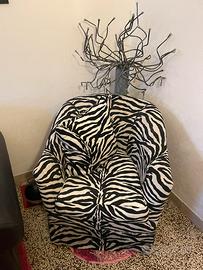 Poltrona in tessuto effetto “velluto “ zebrata