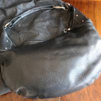 Borsa di pelle nera a mezzaluna