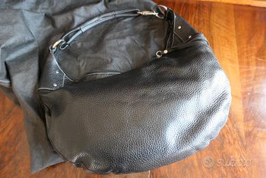 Borsa di pelle nera a mezzaluna