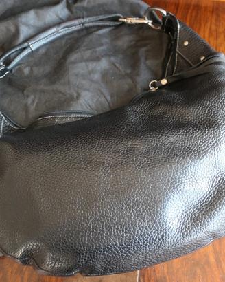 Borsa di pelle nera a mezzaluna