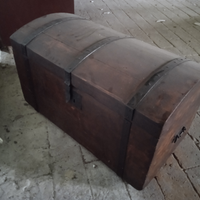 Antico baule in legno