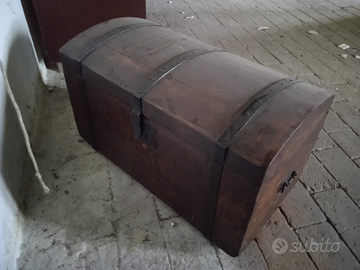Antico baule in legno