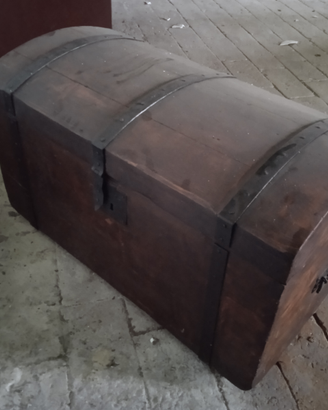 Antico baule in legno