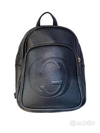 Zaino Nero Effetto Pelle Martellata con Fibbie Oro