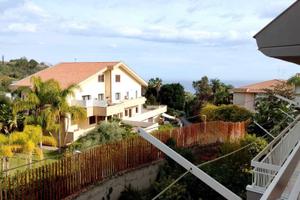 Spazioso Attico Ristutturato Garage vista Mare