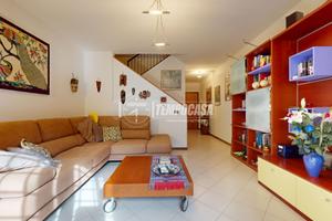 Villetta a schiera con giardino ed autorimessa