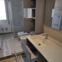 Mobile bagno con top e lavabo integrato e colonna