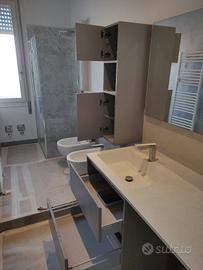 Mobile bagno con top e lavabo integrato e colonna