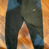 Pantaloni nike tech