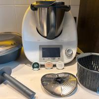 Bimby TM5 + accessori + libri e riviste ricette