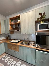 CUCINA BICOLORE (NOCE E VERDE)