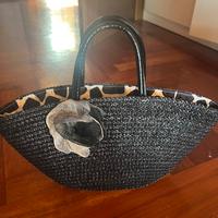 Borsa nera in rafia con fiocco e interno in raso