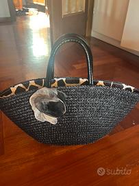 Borsa nera in rafia con fiocco e interno in raso